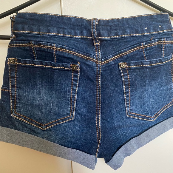 Short shorts - Picture 1 of 3